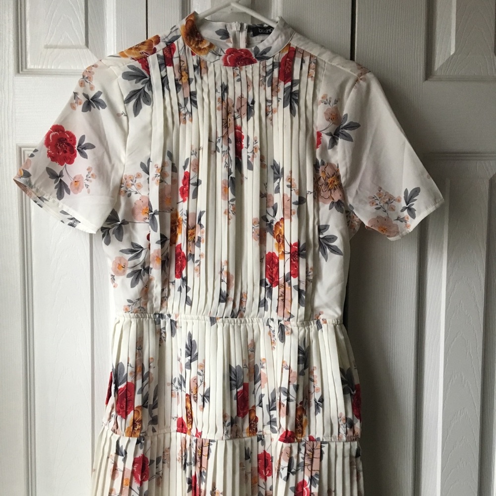 FINAL PRICE! ACT FAST! Boohoo Floral Pleated